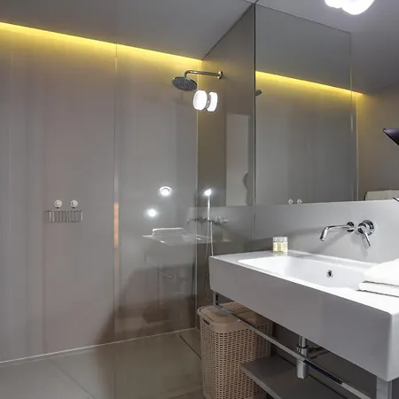 8 Building Serviced By The River 아파트 *