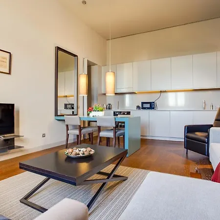 8 Building Serviced By The River شقة *