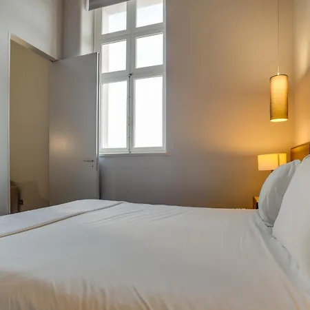 8 Building Serviced By The River شقة